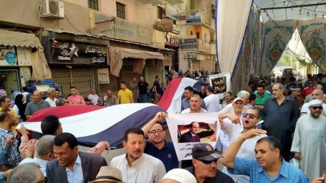 مظاهرة حب وتأييد للرئيس السيسي.. علم مصر بطول 10 أمتار يجوب شوارع المنصورة