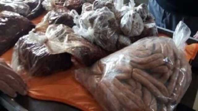 ضبط مدير مطعم لحيازته كمية كبيرة من الأغذية الفاسدة في القاهرة
