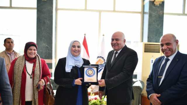 وزيرة التضامن تكرم الطلاب المتفوقين من مؤسستي أحمد جبرة ودار الرحمة بقنا