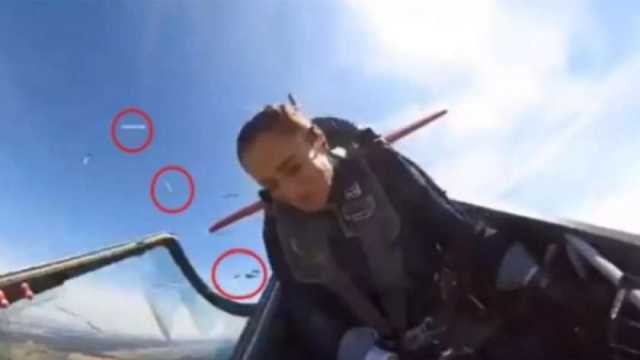 نجاة قائدة طائرة هولندية من الموت بعد فتح الغطاء الواقي (فيديو)