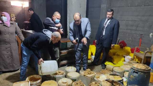 ضبط 283 طن زيوت صناعية خطرة في مصنع بالجيزة