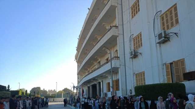 طلاب وأساتذة «علوم بني سويف» من ذوي الهمم ينظمون ممرا شرفيا لرئيس الجامعة