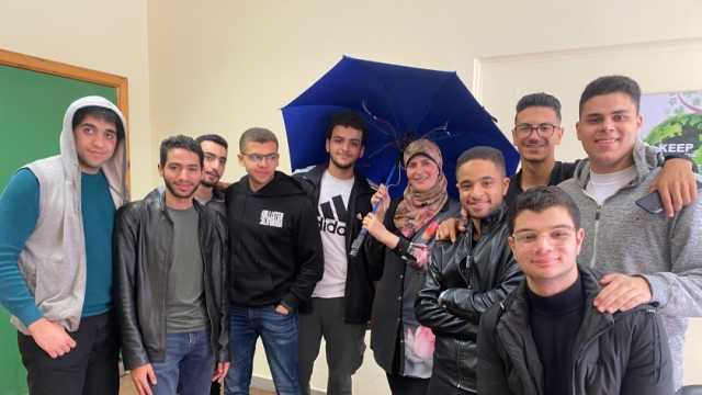 «الشمسية الذكية».. ابتكار طلابي في الإسكندرية لشحن الهواتف على الشواطئ