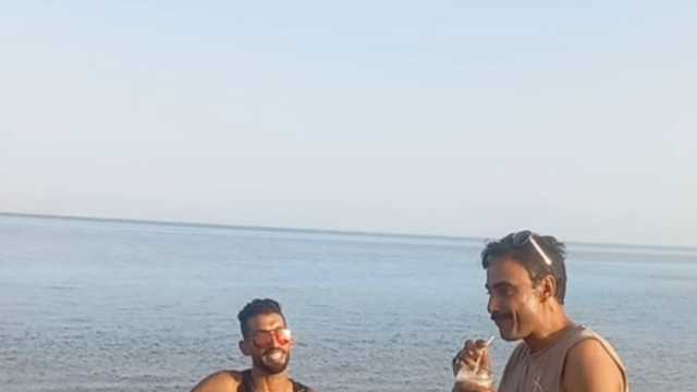 «حبيت ناسها الطيبين».. «تالين» حكاية جزائري يبيع آيس كوفي على شواطئ دهب