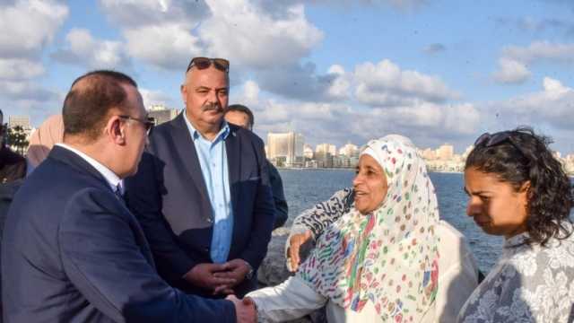 محافظ الإسكندرية يهنئ المواطنين بعيد الفطر على الكورنيش (صور)