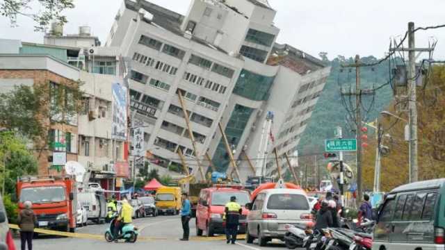 مشهد لا يصدق.. صخرة ضخمة تصدم سيارة بعد زلزال تايوان «فيديو»