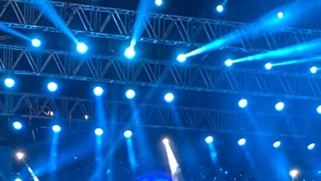 معجبة تهديه وردا ومعجب يقتحم المسرح.. أبرز لقطات حفل كاظم الساهر