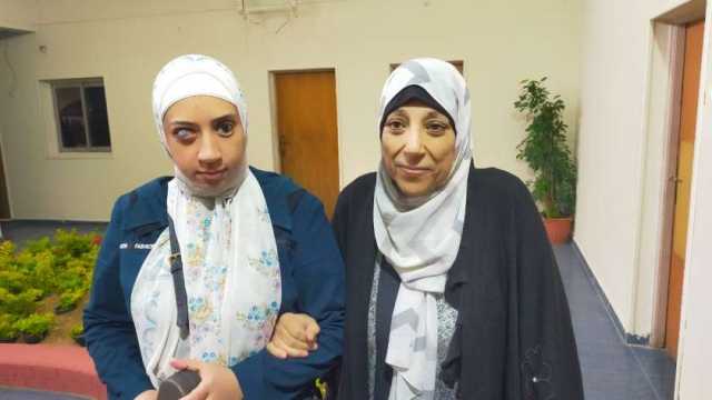 سيدة مريضة بالسرطان وابنتها كفيفة من أمام إحدى اللجان: «لبينا نداء الوطن»