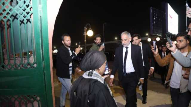 وصول محمود البزاوي إلى مسجد الشرطة لتلقي العزاء في والدته
