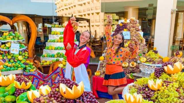 آلاف السياح يشاركون في مهرجان العنب بالغردقة.. موسيقى وفرق أنيمشين