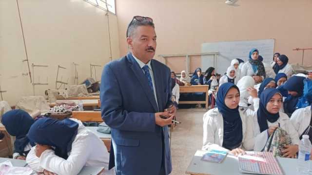 مدير «تعليم نجع حمادي» يتابع انتظام الدراسة في «الفنية بنات» بالألومنيوم