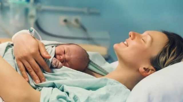 عملية ولادة مفاجئة في أحد شوارع فرنسا تنتهي بمفاجأة لشاب جزائري