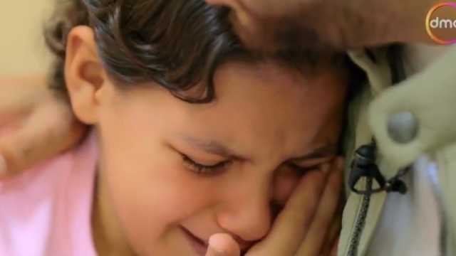 محاربة سرطان فلسطينية تبكي على الهواء.. وأحمد فايق يهديها صندوق ألعاب