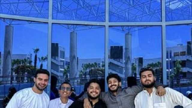«يا محلي لبس الجلابية».. مفاجأة 5 طلاب في يوم مناقشة مشروع التخرج