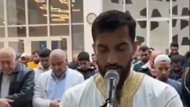 لاعب أردني شهير يؤم المصلين في صلاة التراويح.. صوته يهز القلوب (فيديو)