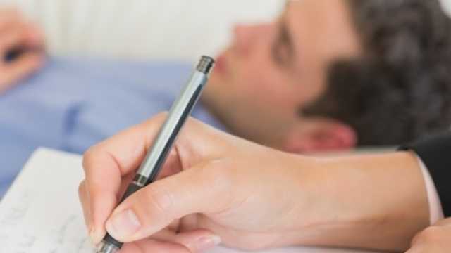استشاري طب نفسي يوضح الفرق بين الشخص الكاذب والنرجسي