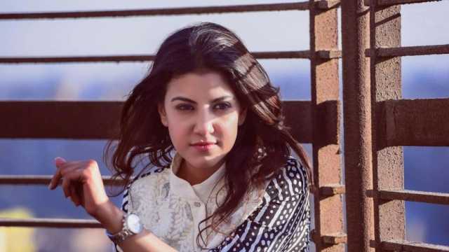 ياسمين علي تروج لظهورها مع منى الشاذلي في أولى حلقات الموسم الجديد من البرنامج