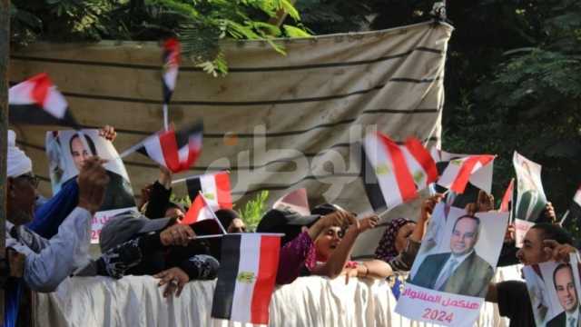مواطنون أمام مكاتب الشهر العقاري لتأييد الرئيس السيسي: أقل شكر نقدمه
