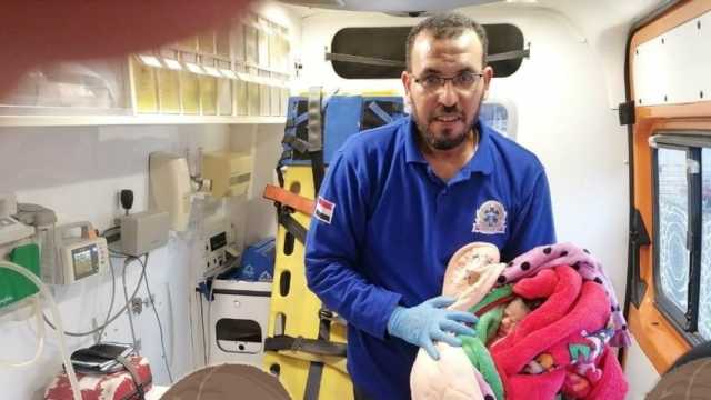 «ولادة على الطريق السريع».. مسعف وسائق ينقذان امرأة وطفلها في الفيوم