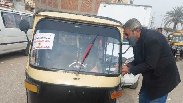 إدارة المواقف تٌلزم سائقي التوك توك بالتعريفة المُحددة في بني مزار بالمنيا