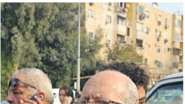 انهيار شقيق الراحل حلمي بكر في الجنازة: «حتة من قلبي راحت»