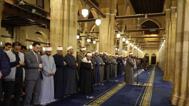 آلاف المصلين يشهدون صلاتي العشاء والتراويح في الجامع الأزهر