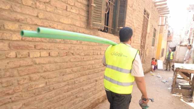 تركيب 929 وصلة مياه للأسر الأولى بالرعاية مجانا بقرى حياة كريمة في قنا