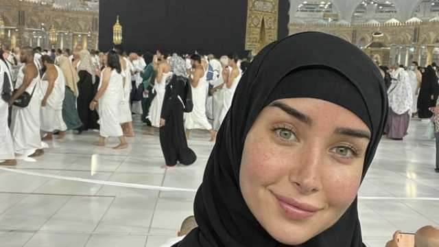 هنا الزاهد تؤدي مناسك العمرة