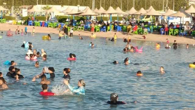 توافد آلاف المصطافين على شواطئ الغردقة قبل وداع فصل الصيف