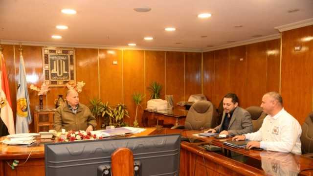 محافظ أسيوط يناقش موقف مشروعات البرنامج الوطني لإدارة المخلفات الصلبة