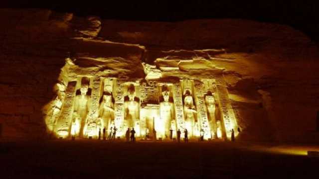 بعد قليل.. تعامد الشمس على وجه تمثال رمسيس بحضور آلاف السياح في أبو سمبل