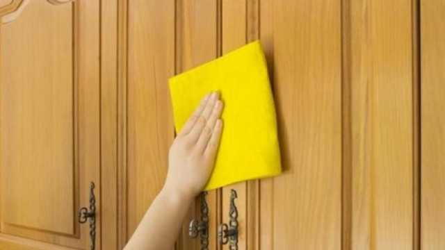 طريقة سهلة لتنظيف المطبخ الخشب من الدهون.. وفري ثمن الملمع الصناعي
