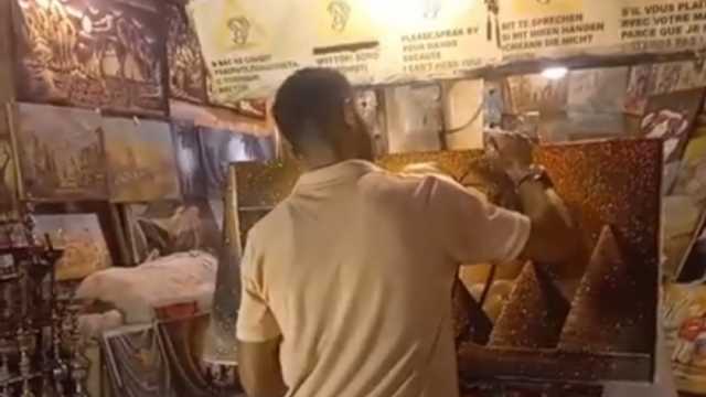 رسام من ذوي الهمم يبيع لوحاته بـ«الورقة والقلم».. بيعرف جنسية الزبون من شكله