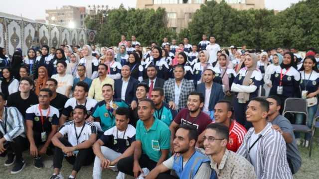 طلاب بجامعة سوهاج يشاركون في توزيع أجهزة كهربائية على الأسر الأكثر احتياجا