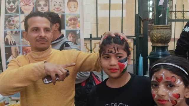 تضامنا مع غزة.. أطفال يرسمون علم فلسطين في مولد السيدة نفيسة (صور)
