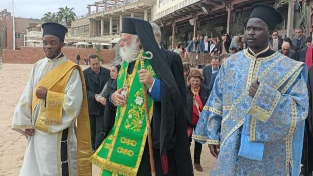 بطريرك الروم الأرثوذكس يحتفل بعيد الغطاس على شواطئ الإسكندرية.. طقس سنوي