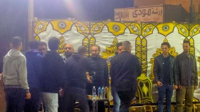 أحمد حلمي يتلقى العزاء في وفاة شقيقه في مسقط رأسه ببنها