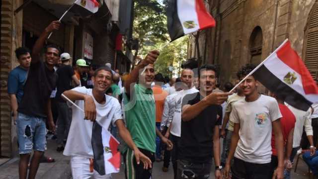 طبل ومزمار أمام مكاتب الشهر العقاري بأسيوط لتحرير توكيلات ترشح الرئيس السيسي