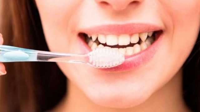 مكون طبيعي لحل مشكلة تغير لون الأسنان في المنزل.. آمن وموفر