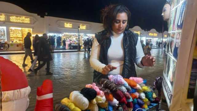 «تسريحات غير تقليدية».. أنوش تجذب السياح بمهنة من أصول آسيوية في شرم الشيخ