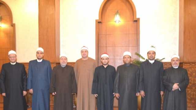 بدء توافد القراء على مقرأة رواية ورش في مسجد الحسين