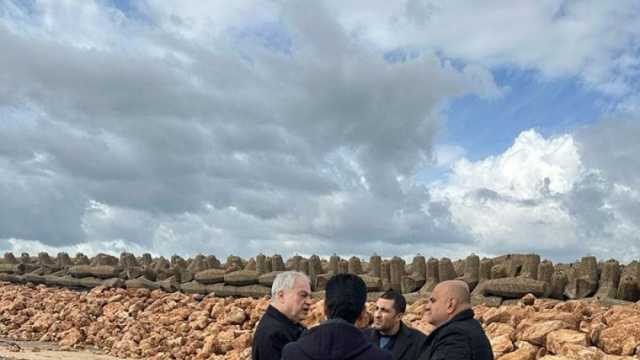 رئيس «حماية الشواطئ» يتفقد مشروع أعمال تدعيم حائط رشيد الشرقي بكفر الشيخ