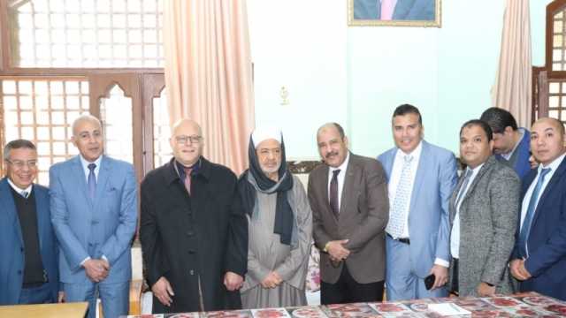 بساحة «الطيب».. رئيس جامعة سوهاج يؤدي صلاة الجمعة مع شيخ الأزهر