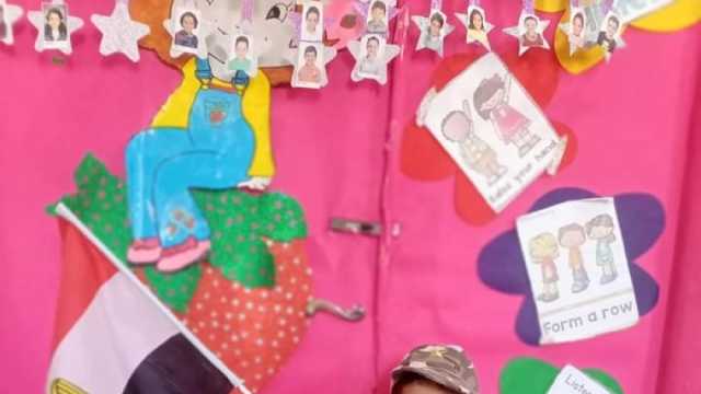 تلاميذ رياض الأطفال في العجمي يتضامنون مع فلسطين.. دقيقة حداد ورسم العلم