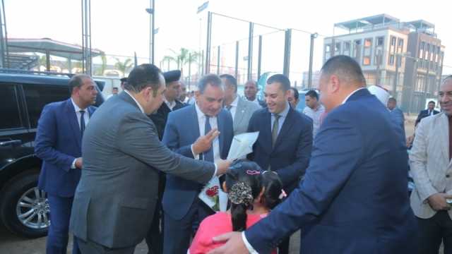 محافظ كفر الشيخ يقدم هدايا للمصلين والأطفال عقب صلاة عيد الفطر