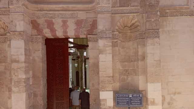 مسجد الأقمر يبهر السياح.. إندونيسي يتعهد بتكرار زيارته وإيطالي يشيد بترميمه