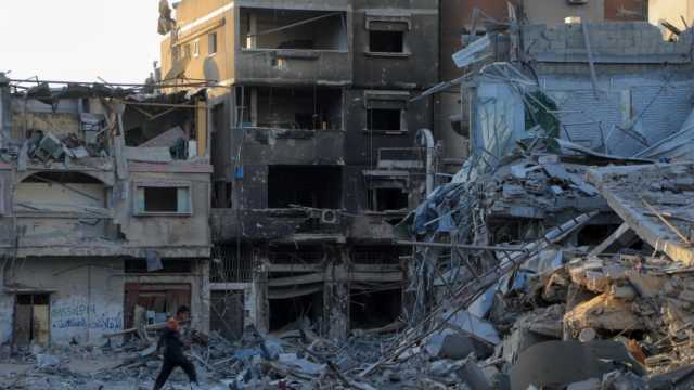 «القاهرة الإخبارية»: 11 شخصا من عائلة واحدة تحت الأنقاض في دير البلح