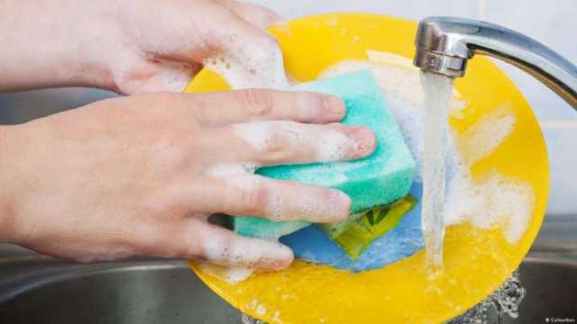 3 أمراض خطيرة بسبب إسفنجة الصحون.. مستنقع البكتيريا وسرطان القولون