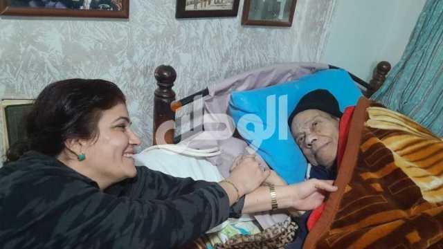 «الوطن» داخل منزل حلمي بكر.. والموسيقار باكيا: «مش قادر أمشي» (صور)