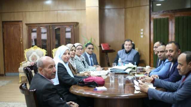 رئيس «جنوب الوادي» يناقش تطوير المستشفيات الجامعية